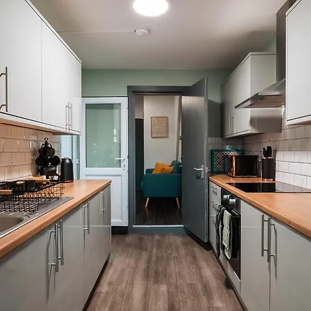 Edmonton - 4 Bedrooms, Sleeps 8, 3 Bathroom Contractor Base