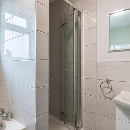Edmonton - 4 Bedrooms, Sleeps 8, 3 Bathroom Contractor Base London