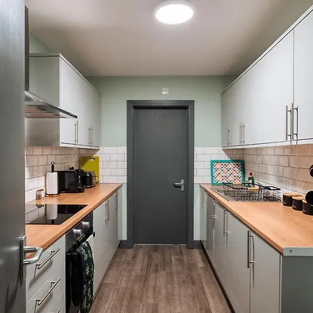 Edmonton - 4 Bedrooms, Sleeps 8, 3 Bathroom Contractor Base