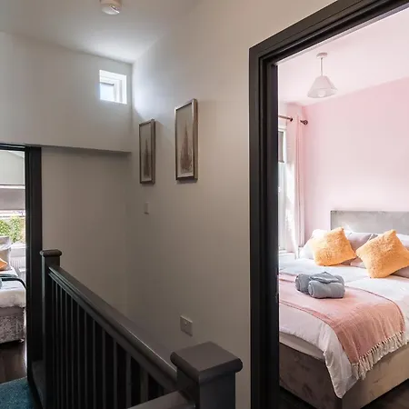 Edmonton - 4 Bedrooms, Sleeps 8, 3 Bathroom Contractor Base Holiday home *