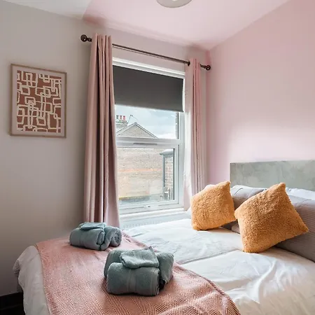 Edmonton - 4 Bedrooms, Sleeps 8, 3 Bathroom Contractor Base * London