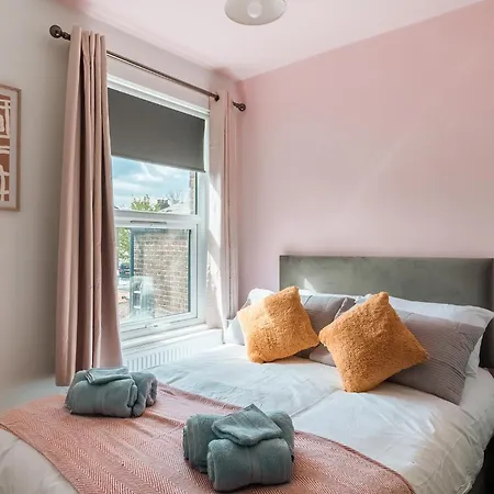 Edmonton - 4 Bedrooms, Sleeps 8, 3 Bathroom Contractor Base Holiday home London