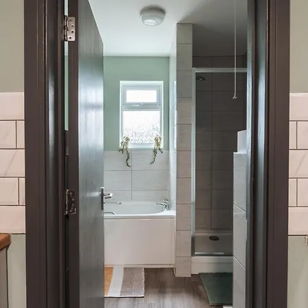 Holiday home Edmonton - 4 Bedrooms, Sleeps 8, 3 Bathroom Contractor Base London