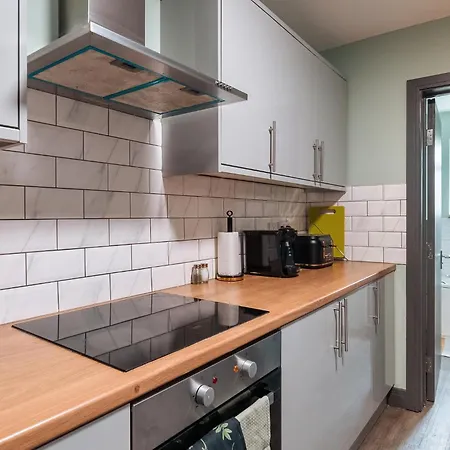 Edmonton - 4 Bedrooms, Sleeps 8, 3 Bathroom Contractor Base * London