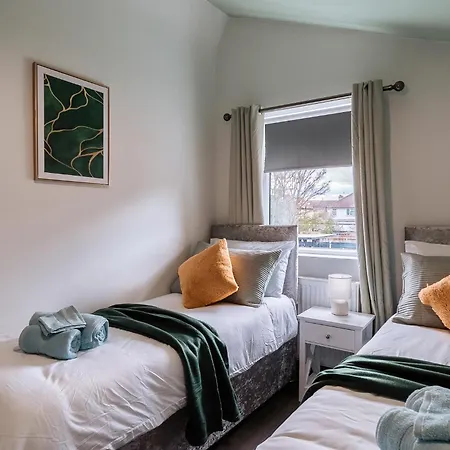 Holiday home Edmonton - 4 Bedrooms, Sleeps 8, 3 Bathroom Contractor Base