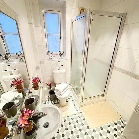 Lovely One Bedroom Apartment *