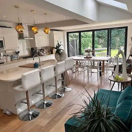 With Balcony Overlooking A Garden Homestay London