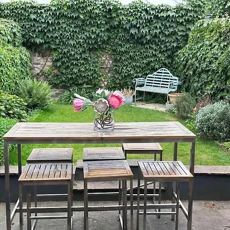 Homestay With Balcony Overlooking A Garden *