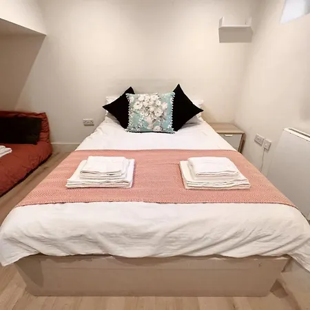Charming Duplex 10min To Bridge Quiet London