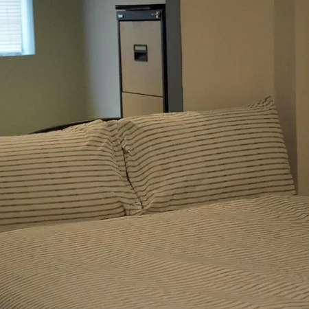 A Cosy 8 Bedroom House Homestay Edmonton
