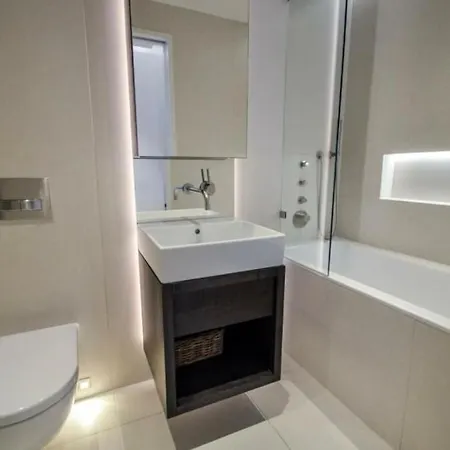 Cosmopolitan Hideaway Apartment *