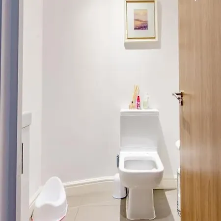 Lovely Comfy Double Bedroom With Secure Parking Homestay