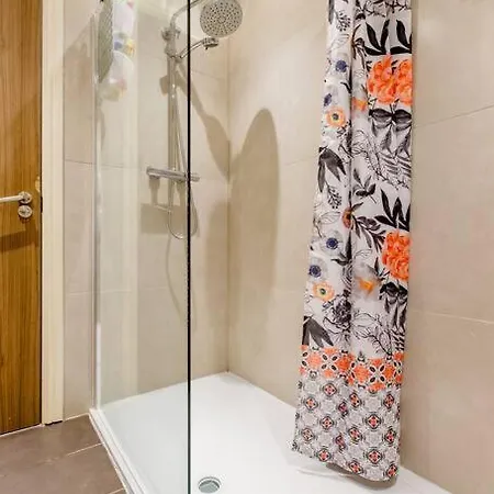 Homestay Lovely Comfy Double Bedroom With Secure Parking *