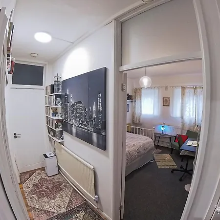 Homestay Centrally Located Comfortable In London