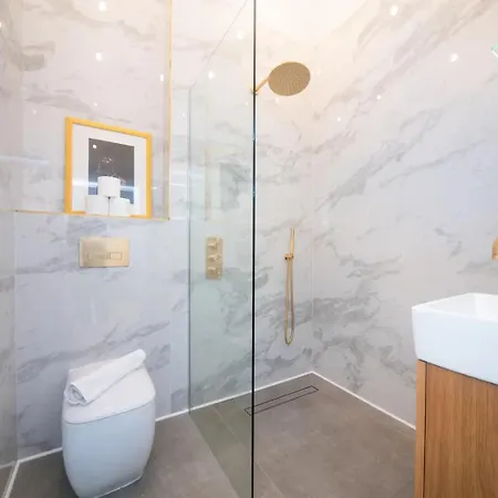 Apartment Pass The Keys A Vibrant Characterful Mews House With Air Con *