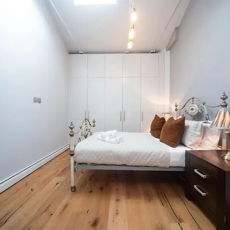 Apartment Pass The Keys A Vibrant Characterful Mews House With Air Con London