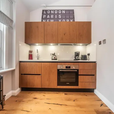 Apartment Pass The Keys A Vibrant Characterful Mews House With Air Con *