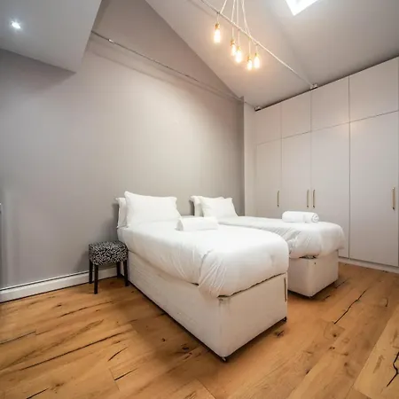 Apartment Pass The Keys A Vibrant Characterful Mews House With Air Con London