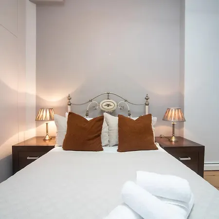 Pass The Keys A Vibrant Characterful Mews House With Air Con * London