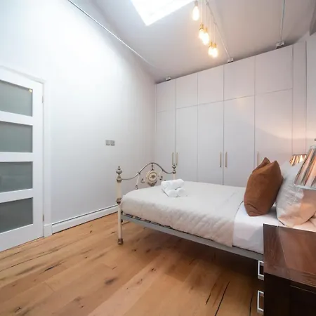 Pass The Keys A Vibrant Characterful Mews House With Air Con Apartment
