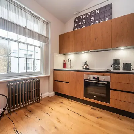 Pass The Keys A Vibrant Characterful Mews House With Air Con * London