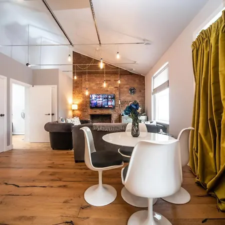 Apartment Pass The Keys A Vibrant Characterful Mews House With Air Con