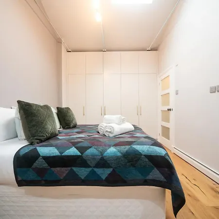 Pass The Keys A Vibrant Characterful Mews House With Air Con *