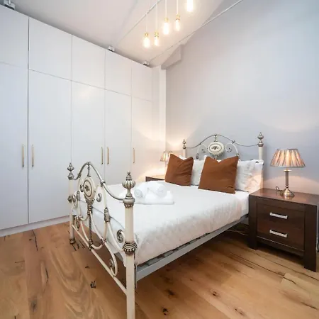 Pass The Keys A Vibrant Characterful Mews House With Air Con Apartment