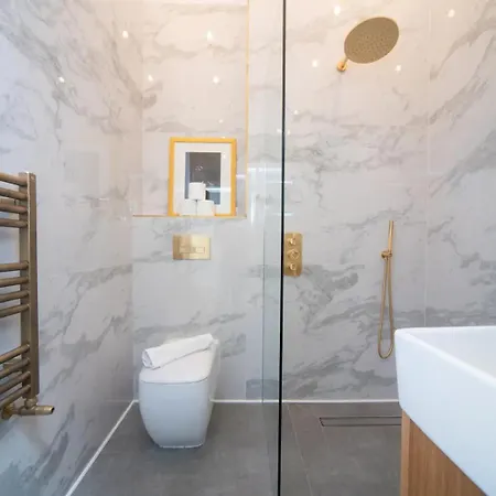 Pass The Keys A Vibrant Characterful Mews House With Air Con Apartment *