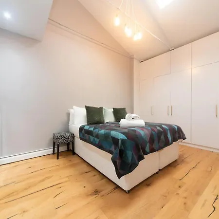 Apartment Pass The Keys A Vibrant Characterful Mews House With Air Con