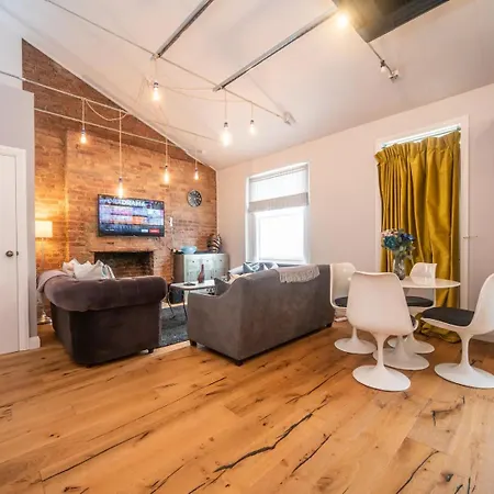 Pass The Keys A Vibrant Characterful Mews House With Air Con