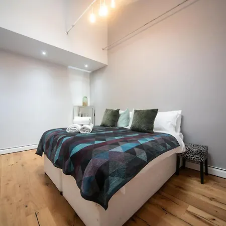 Pass The Keys A Vibrant Characterful Mews House With Air Con Apartment