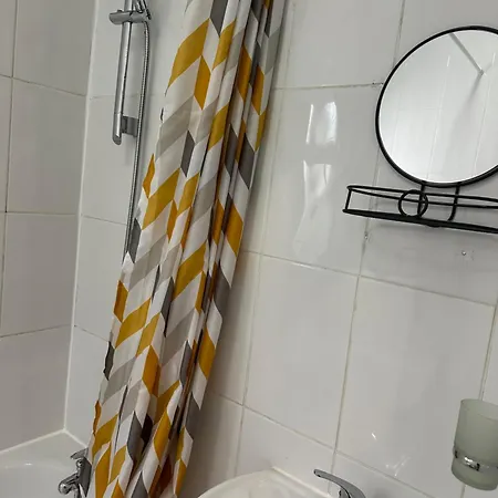 Apartment Amazing Ground Floor One Bedroom Forest Road *