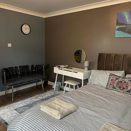 Amazing Ground Floor One Bedroom Forest Road Apartment