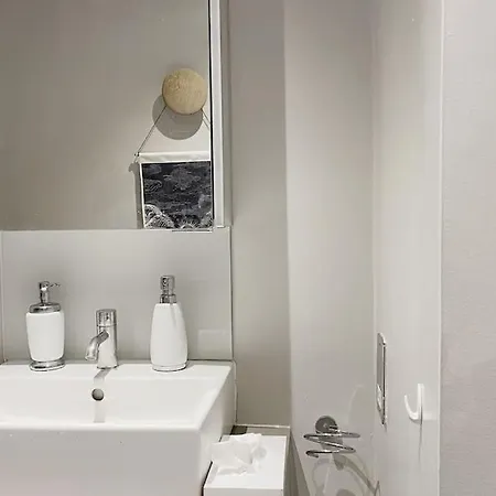 Modern Design 3brs 2f House Close To Victoria * London