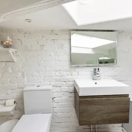 Modern Design 3brs 2f House Close To Victoria *