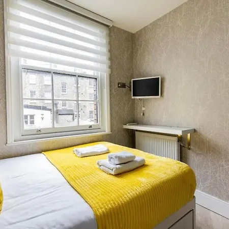 Modern Design 3brs 2f House Close To Victoria *