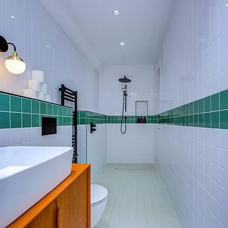 Bright And Airy 1br Unit Near Queen's Park Apartment *