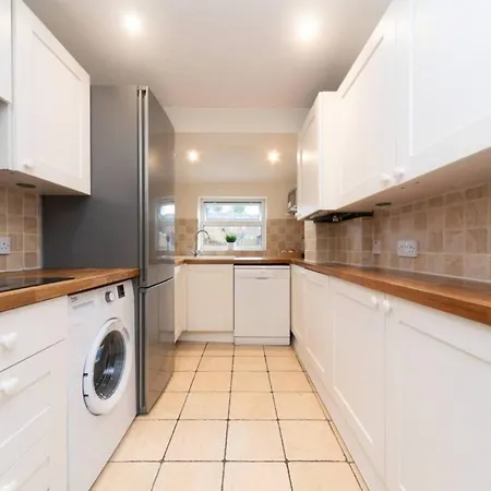 Charming Period Near Surbiton With Garden