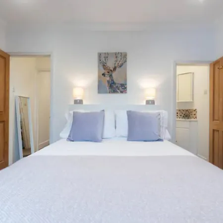 Holiday home Charming Period Near Surbiton With Garden *
