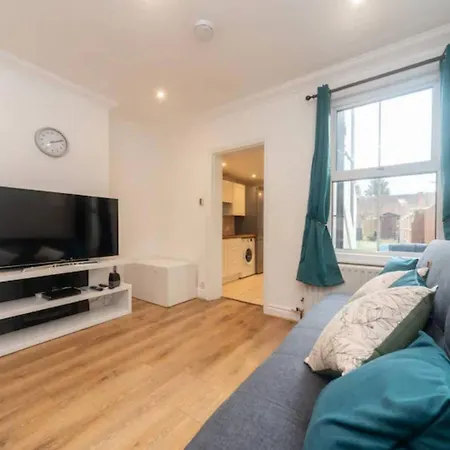 Charming Period Near Surbiton With Garden Holiday home London