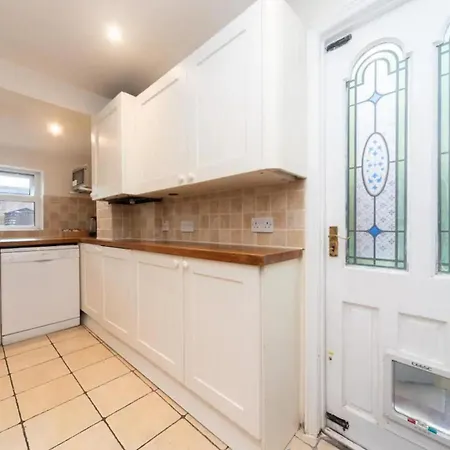 Charming Period Near Surbiton With Garden London