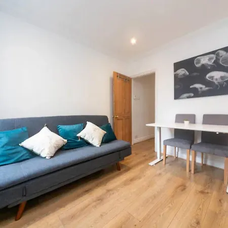 Holiday home Charming Period Near Surbiton With Garden *