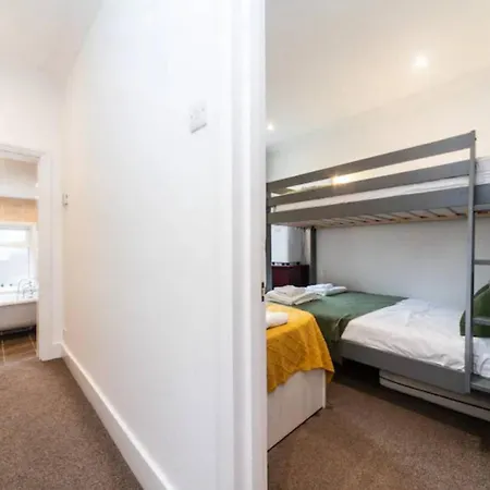Charming Period Near Surbiton With Garden Ferienhaus London