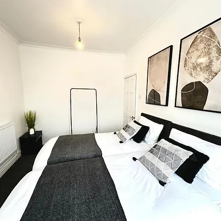 Apartment Serviced 4 Bed 2 Bath Manor Park House *