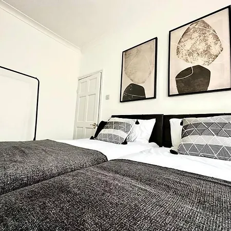 Serviced 4 Bed 2 Bath Manor Park House Apartment
