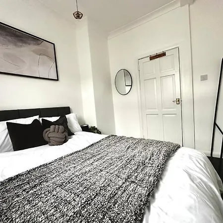 Apartment Serviced 4 Bed 2 Bath Manor Park House