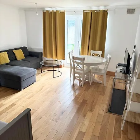 Beautiful 2 Bedroom Garden Flat W/ Free Parking Surbiton