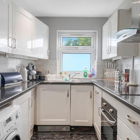 Newly Renovated Flat In London W/free Parking * Hendon