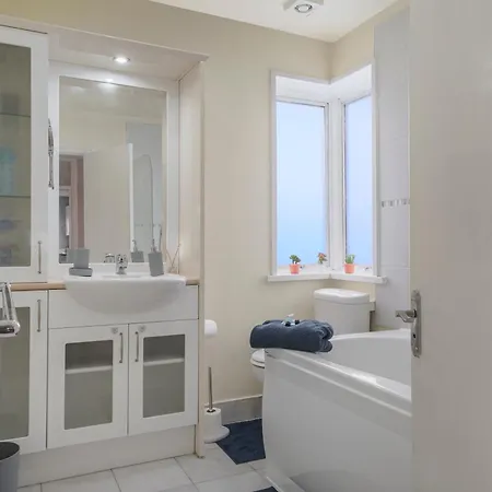 Newly Renovated Flat In London W/free Parking